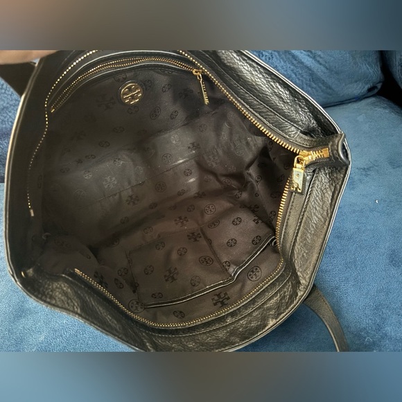 Tory Burch Meyer Plaque Pebbled Leather Tote Bag in black - Picture 7 of 15